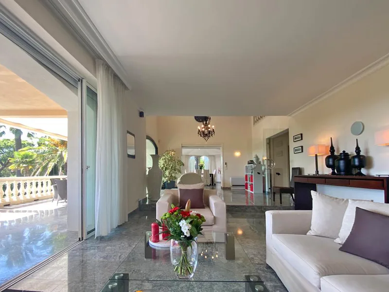 SEA VIEW VILLA - BEACH ON FOOT - PRESTIGIOUS DOMAIN