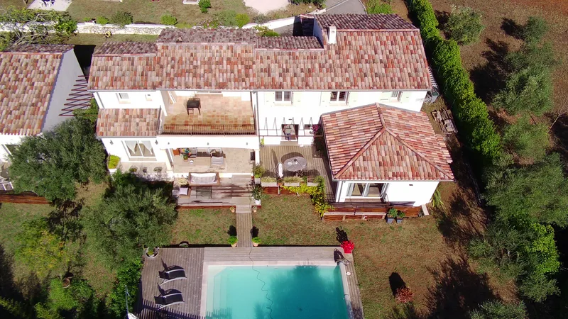 PROPERTY WITH VILLA, POOL AND 3 MAZETS