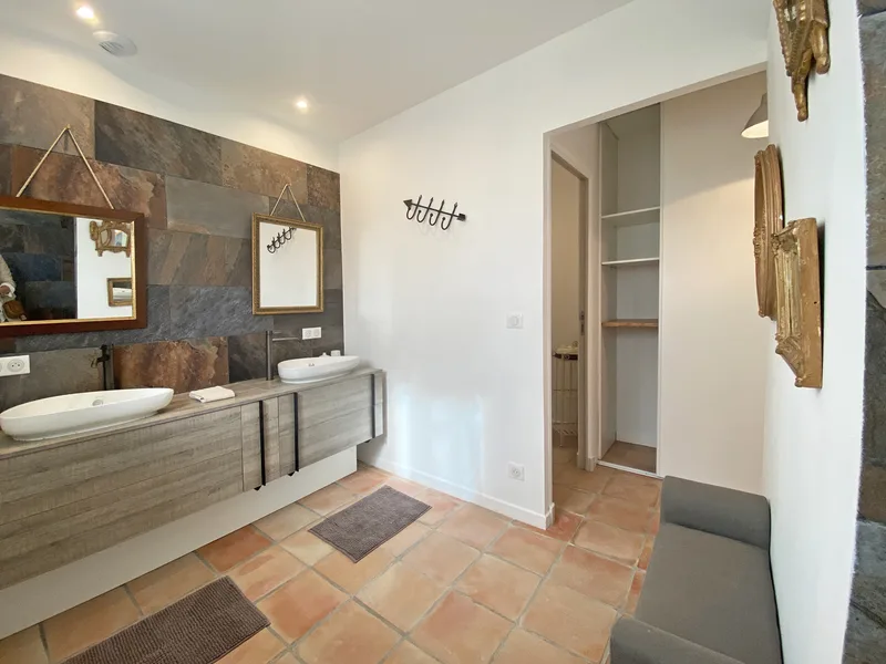 PROPERTY WITH VILLA, POOL AND 3 MAZETS