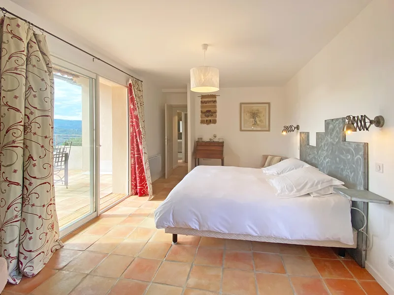 PROPERTY WITH VILLA, POOL AND 3 MAZETS