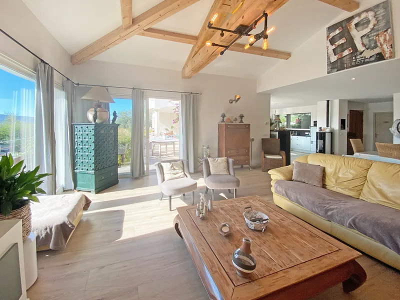 PROPERTY WITH VILLA, POOL AND 3 MAZETS