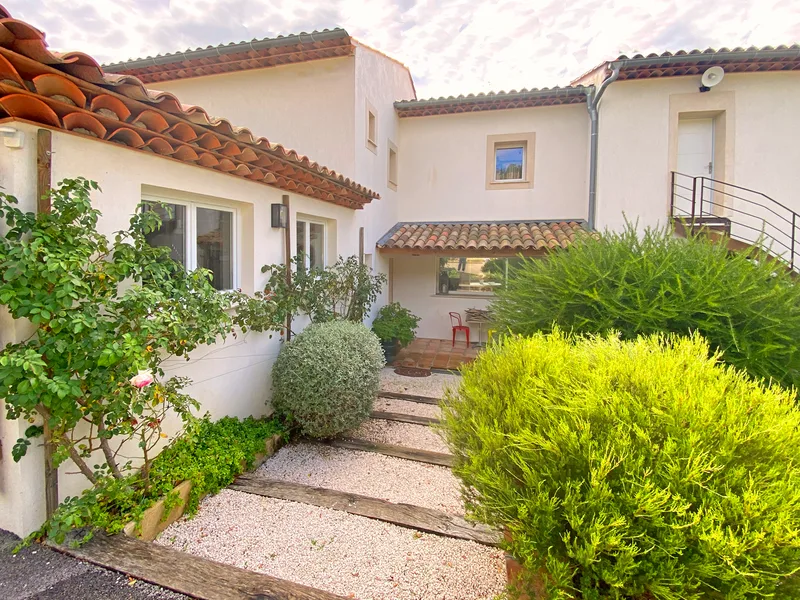 PROPERTY WITH VILLA, POOL AND 3 MAZETS