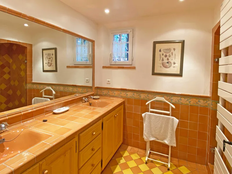 Very beautiful villa, 4 bedrooms, with quiet swimming pool and 150m from Canoubiers beach