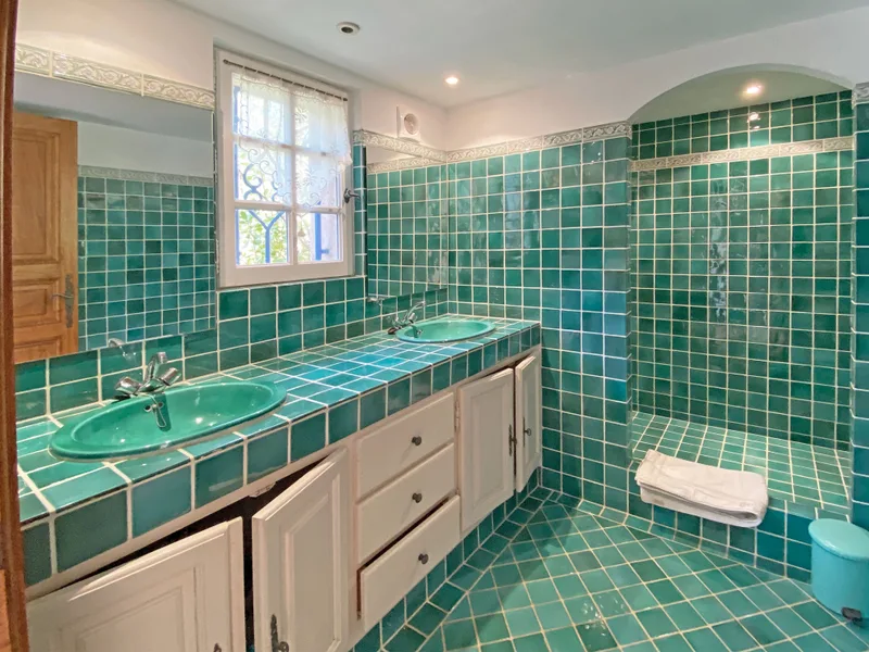 Very beautiful villa, 4 bedrooms, with quiet swimming pool and 150m from Canoubiers beach