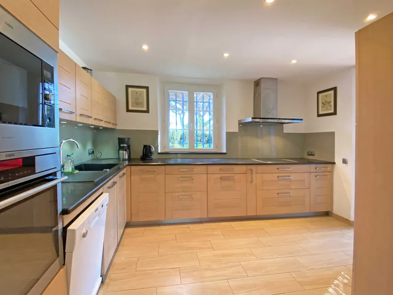 Very beautiful villa, 4 bedrooms, with quiet swimming pool and 150m from Canoubiers beach