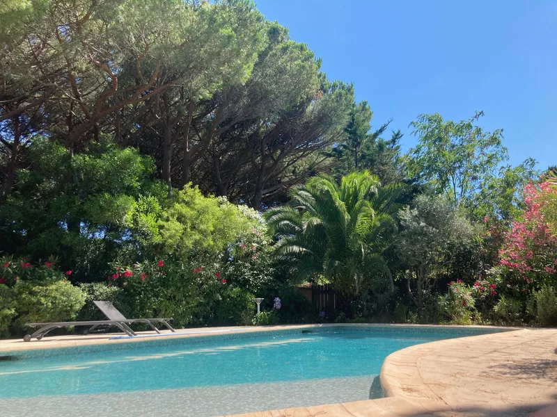 Very beautiful villa, 4 bedrooms, with quiet swimming pool and 150m from Canoubiers beach