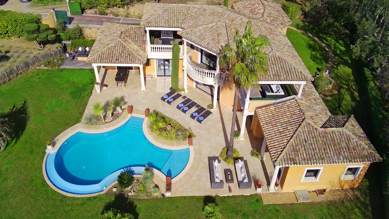 LUXUEUSE VILLA AVEC PISCINE, TRÈS BELLE VUE