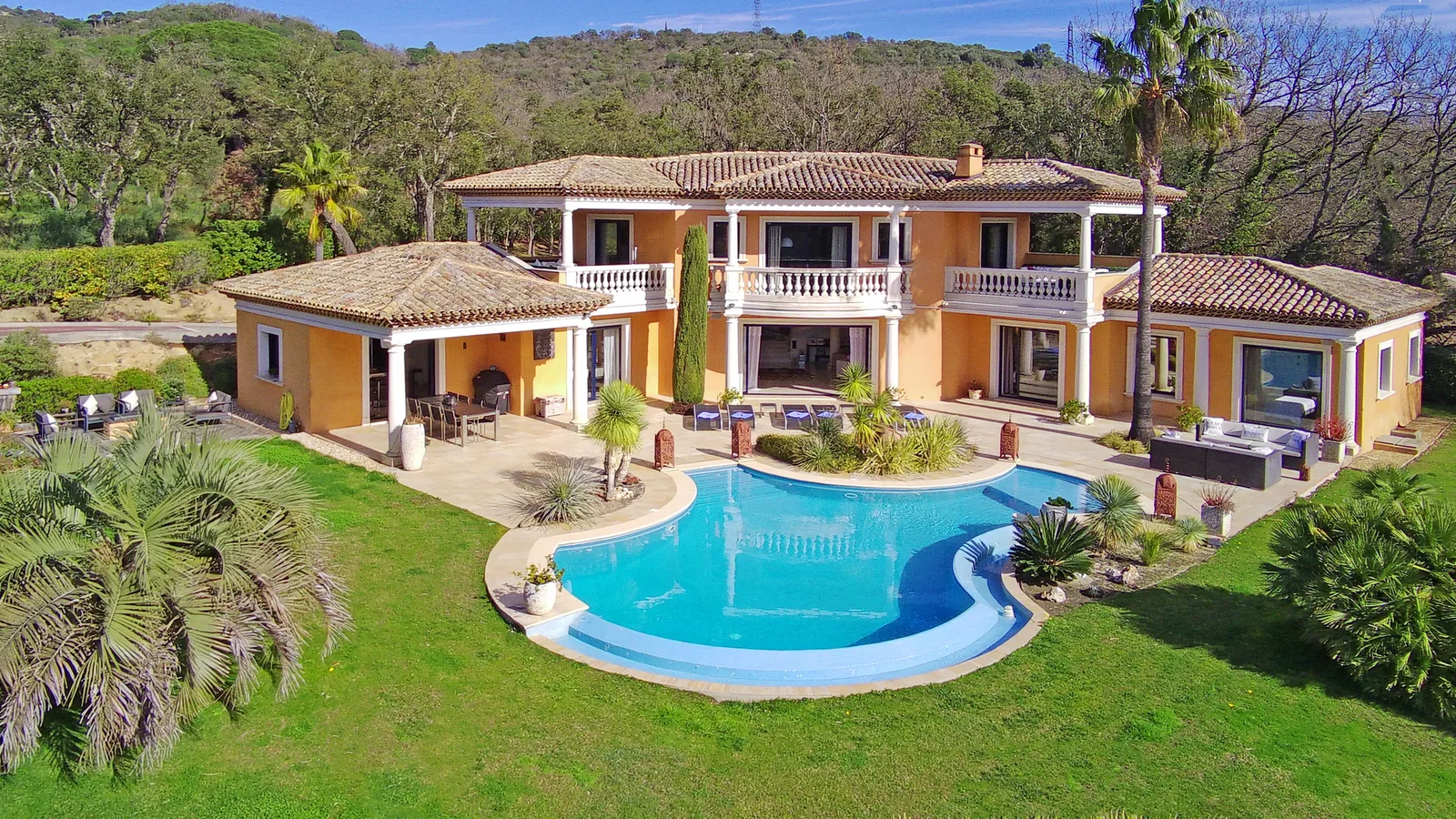 LUXUEUSE VILLA AVEC PISCINE, TRÈS BELLE VUE