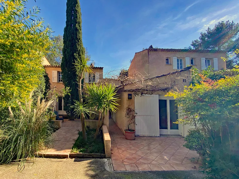 SOLD - PRETTY HOUSE WITH SWIMMING POOL IN SECURE, QUIET AREA