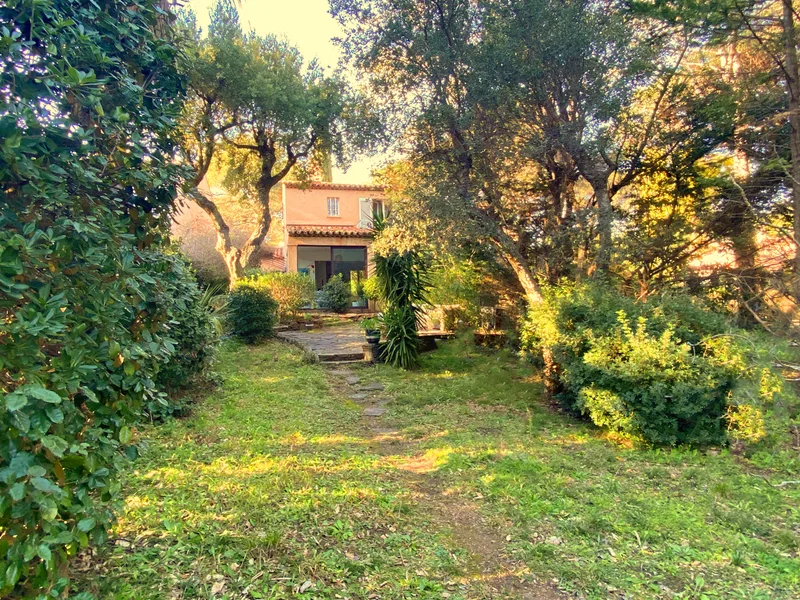 SOLD - PRETTY HOUSE WITH SWIMMING POOL IN SECURE, QUIET AREA