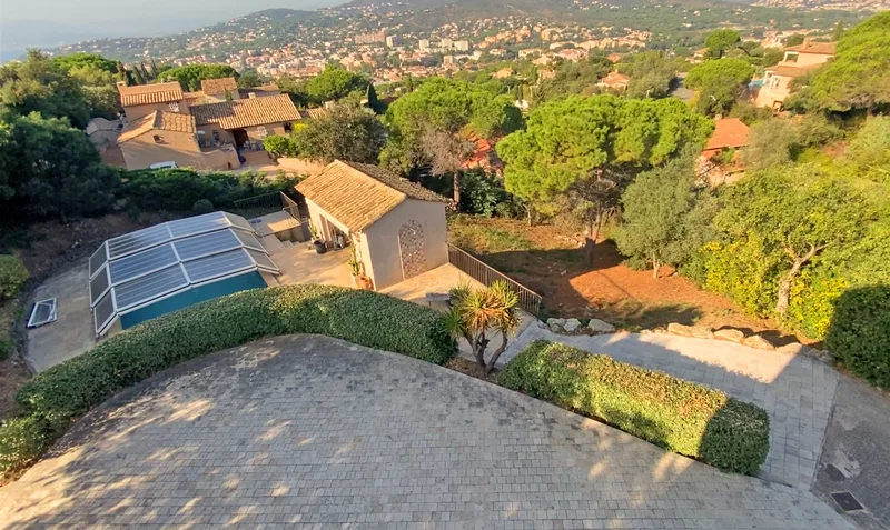 UNDER OFFER - VILLA WITH POOL, NICE NEIGHBOURHOOD