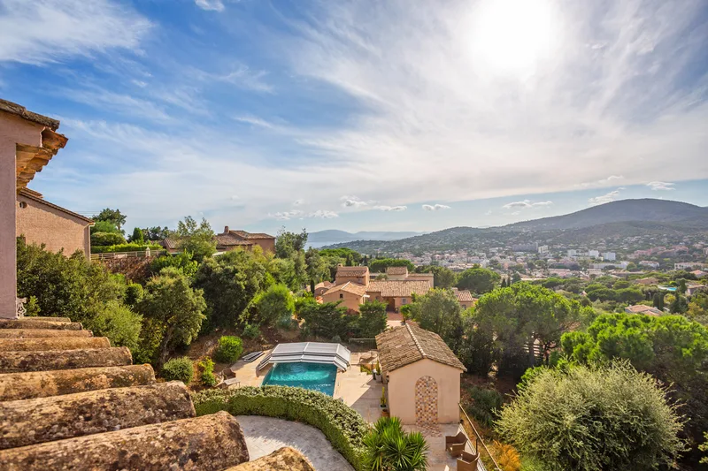 UNDER OFFER - VILLA WITH POOL, NICE NEIGHBOURHOOD