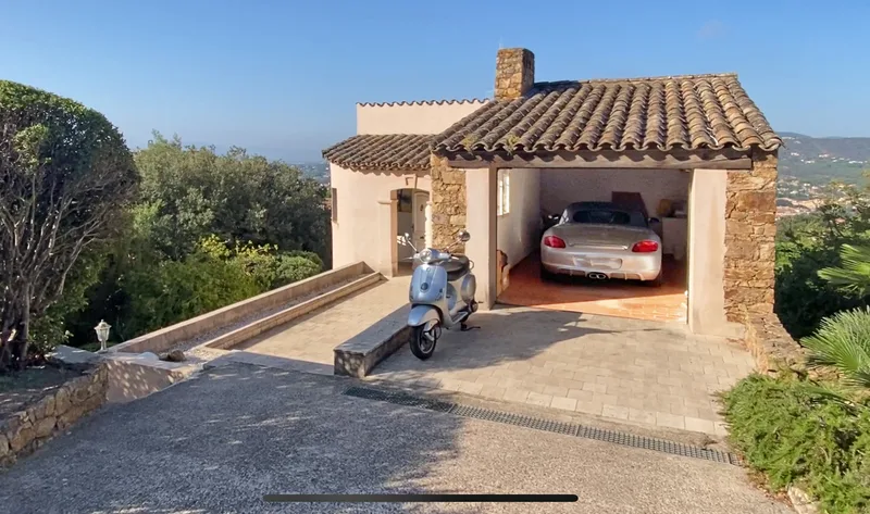 UNDER OFFER - VILLA WITH POOL, NICE NEIGHBOURHOOD