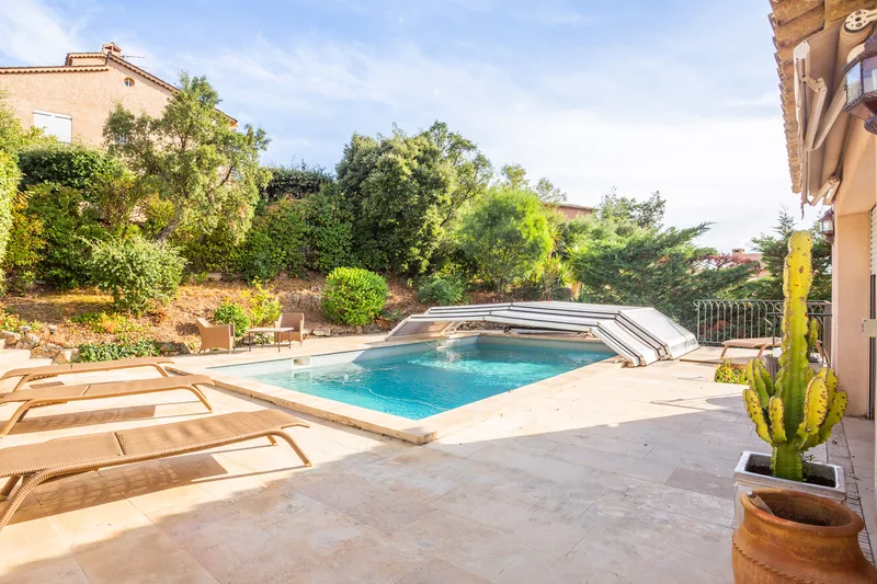 UNDER OFFER - VILLA WITH POOL, NICE NEIGHBOURHOOD