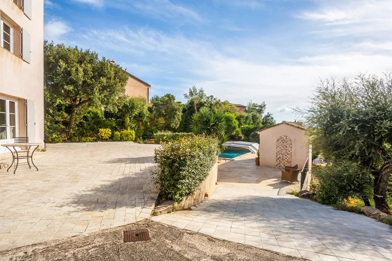 UNDER OFFER - VILLA WITH POOL, NICE NEIGHBOURHOOD