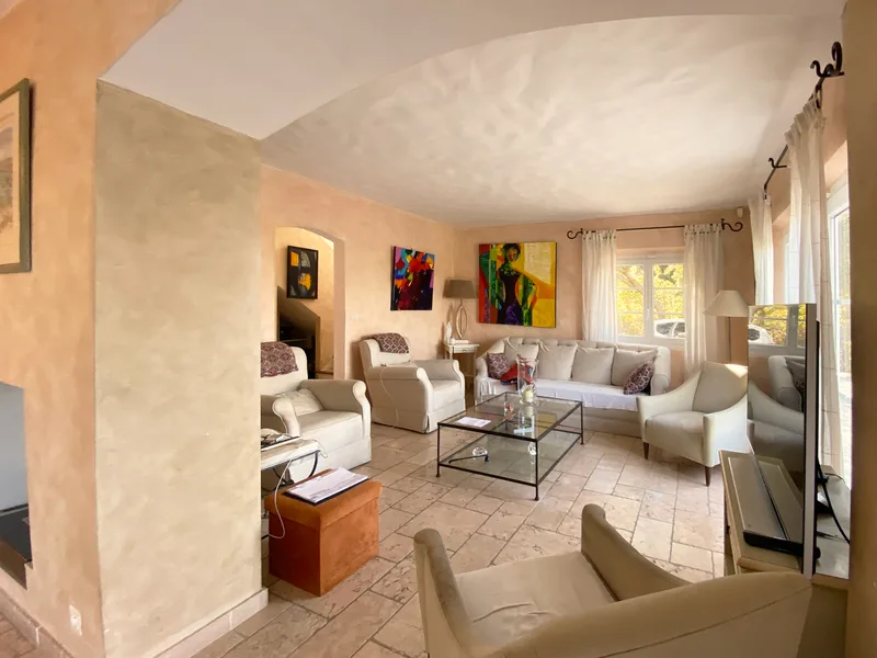 UNDER OFFER - VILLA WITH POOL, NICE NEIGHBOURHOOD