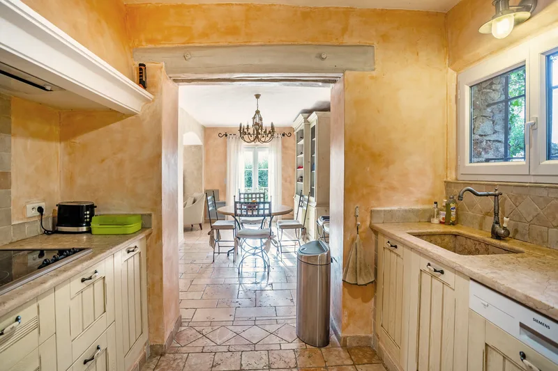 UNDER OFFER - VILLA WITH POOL, NICE NEIGHBOURHOOD
