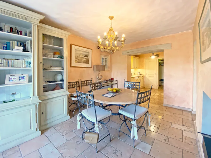 UNDER OFFER - VILLA WITH POOL, NICE NEIGHBOURHOOD