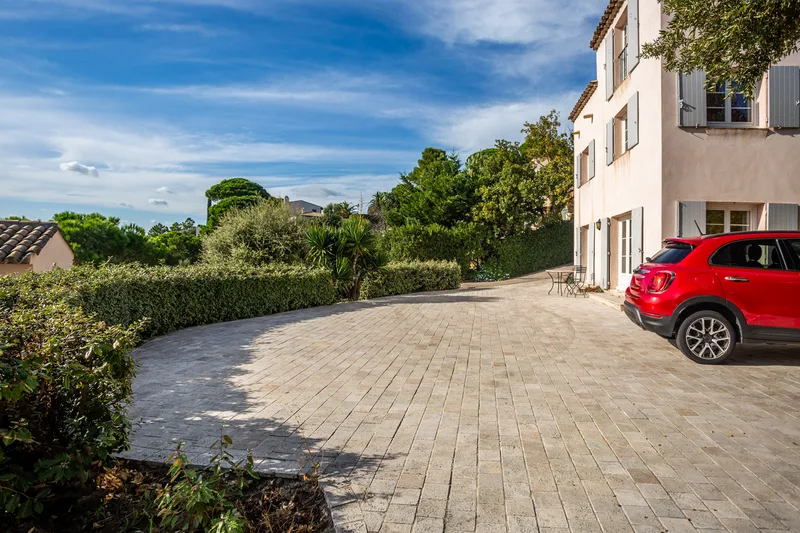 UNDER OFFER - VILLA WITH POOL, NICE NEIGHBOURHOOD