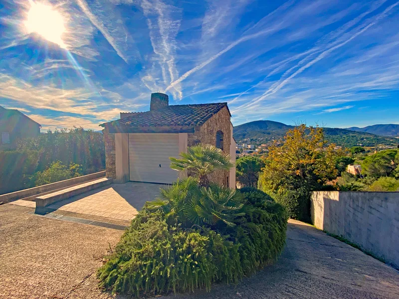 UNDER OFFER - VILLA WITH POOL, NICE NEIGHBOURHOOD