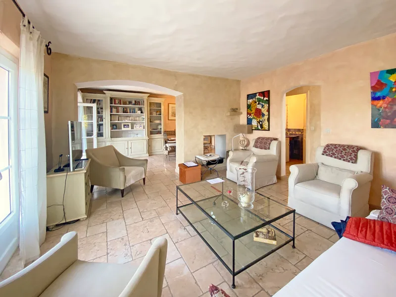 UNDER OFFER - VILLA WITH POOL, NICE NEIGHBOURHOOD