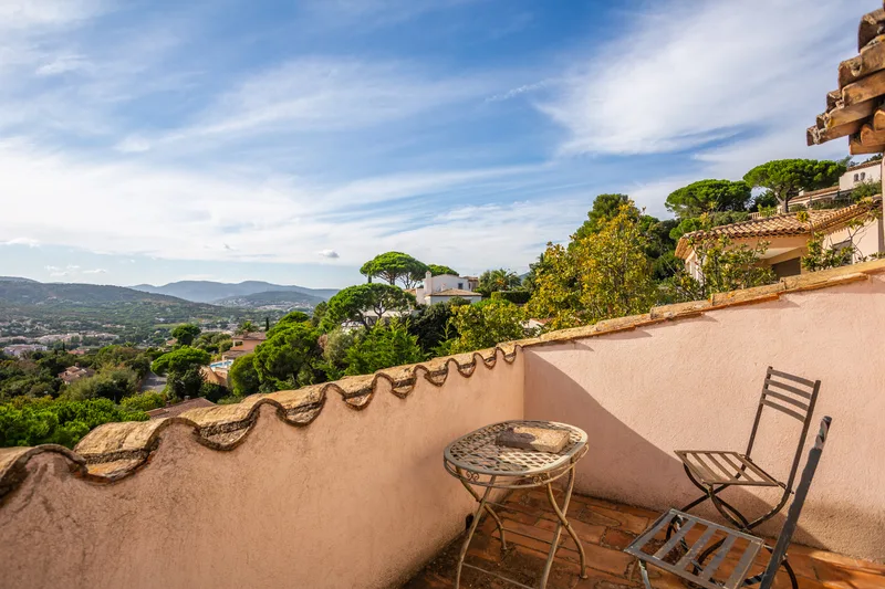 UNDER OFFER - VILLA WITH POOL, NICE NEIGHBOURHOOD