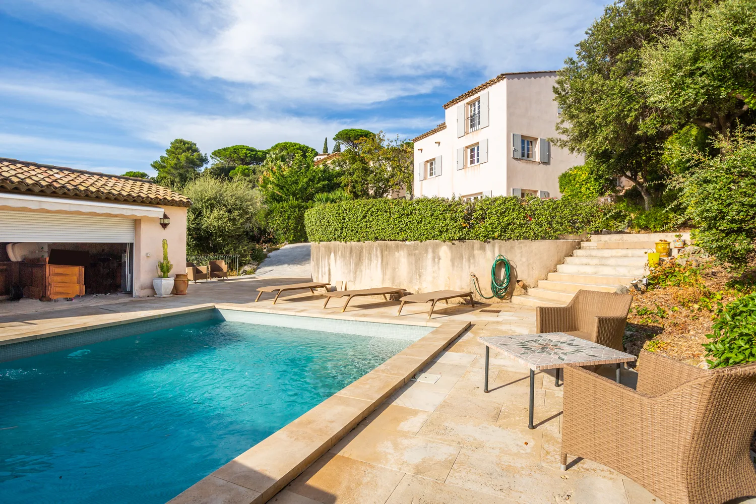 UNDER OFFER - VILLA WITH POOL, NICE NEIGHBOURHOOD