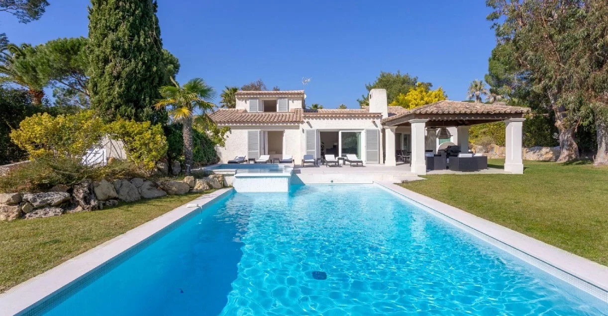 VILLA IN PRESTIGE ESTATE, WALKING BEACH