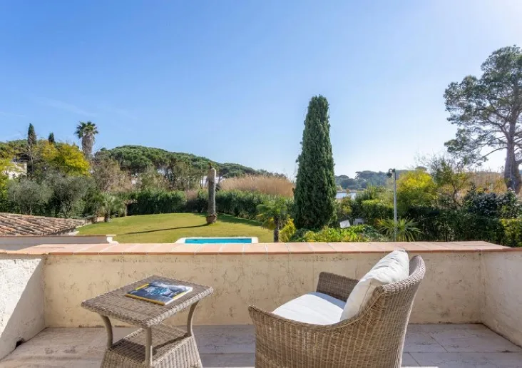 VILLA IN PRESTIGE ESTATE, WALKING BEACH