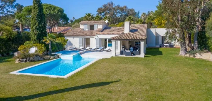 VILLA IN PRESTIGE ESTATE, WALKING BEACH