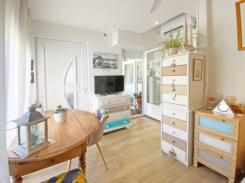 PORT-COGOLIN, BRIGHT FLAT WITH TERRACE