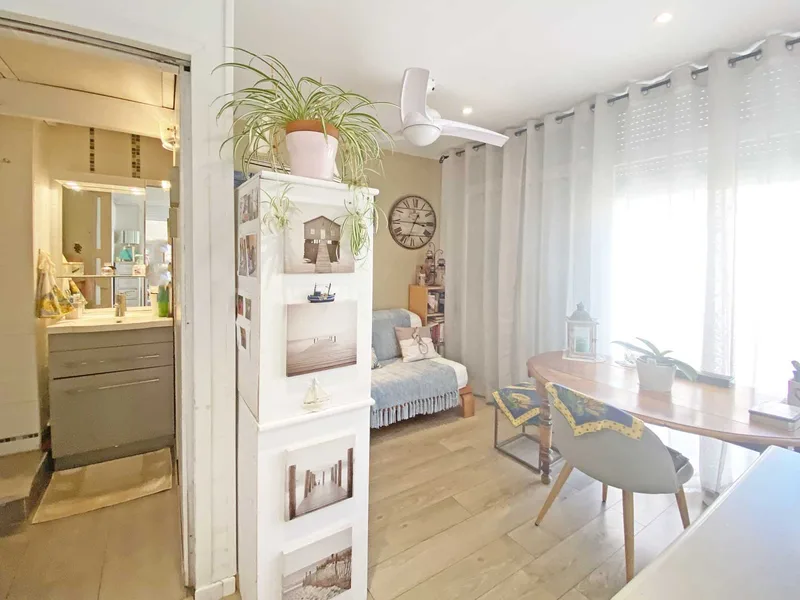 PORT-COGOLIN, BRIGHT FLAT WITH TERRACE