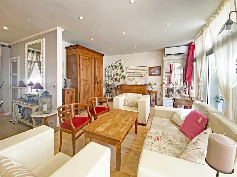 PORT-COGOLIN, BRIGHT FLAT WITH TERRACE