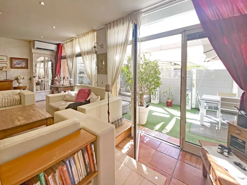 PORT-COGOLIN, BRIGHT FLAT WITH TERRACE