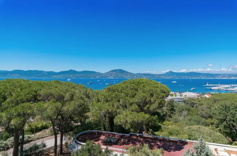SOLD - SUPERB APARTMENT, SEA VIEW - LATTITUDE 43