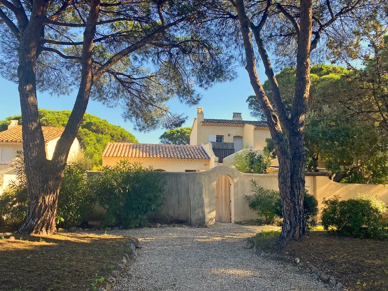 "Le petit bastidon" on foot from the beach