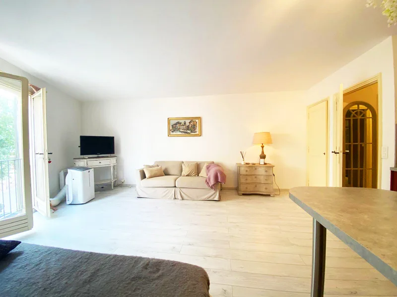 SOLD - RENOVATED FLAT, CENTRE OF SAINT-TROPEZ