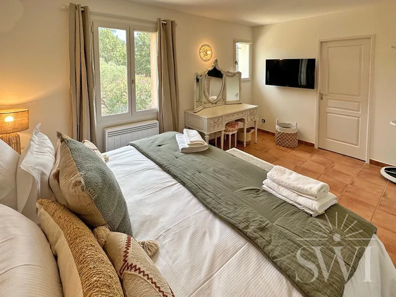 CHARMING PROVENCAL HOUSE, SWIMMING POOL AND LARGE GARDEN
