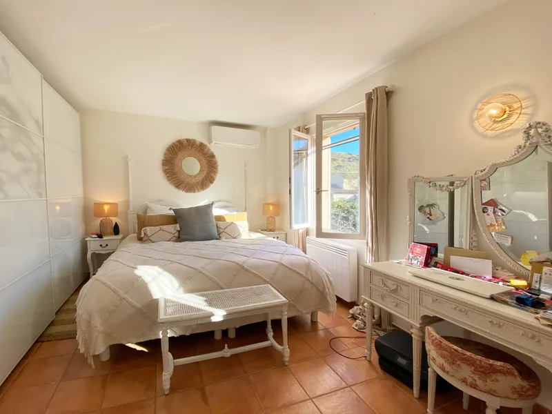 CHARMING PROVENCAL HOUSE, SWIMMING POOL AND LARGE GARDEN