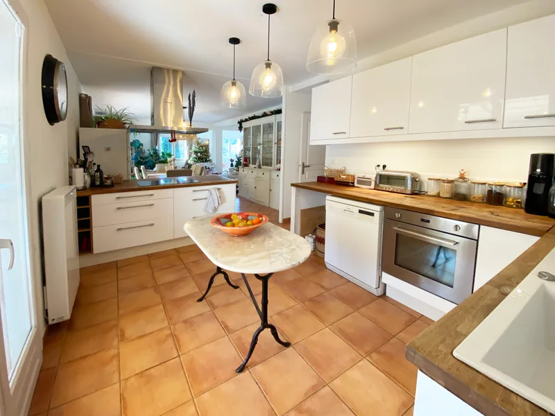CHARMING PROVENCAL HOUSE, SWIMMING POOL AND LARGE GARDEN