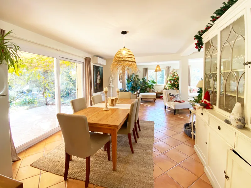 CHARMING PROVENCAL HOUSE, SWIMMING POOL AND LARGE GARDEN