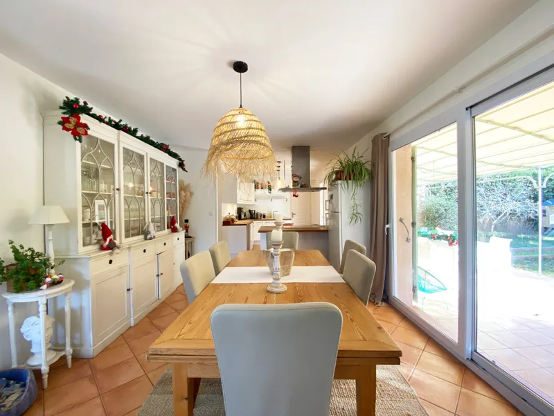 CHARMING PROVENCAL HOUSE, SWIMMING POOL AND LARGE GARDEN