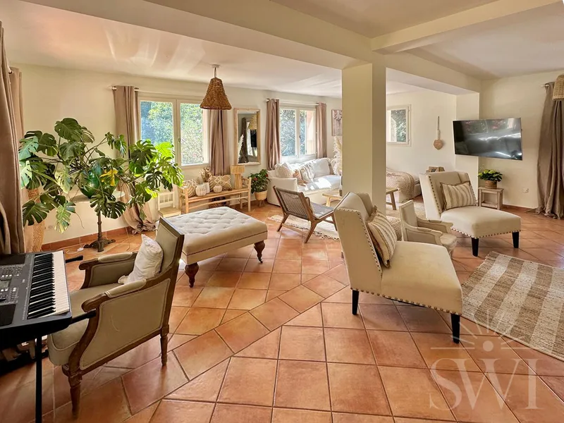 CHARMING PROVENCAL HOUSE, SWIMMING POOL AND LARGE GARDEN
