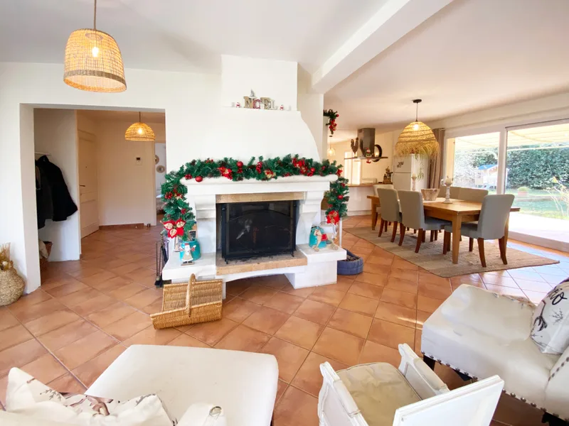 CHARMING PROVENCAL HOUSE, SWIMMING POOL AND LARGE GARDEN