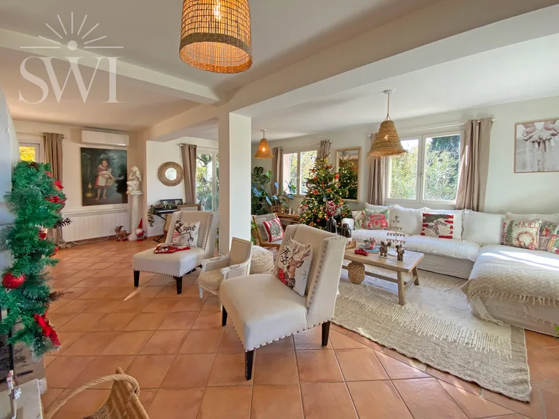 CHARMING PROVENCAL HOUSE, SWIMMING POOL AND LARGE GARDEN