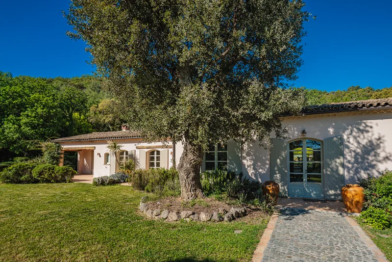 WUNDERSCHÖNES PROVENZALISCHES HAUS, HERVORRAGENDE AUSSTATTUNG, NATUR, POOL