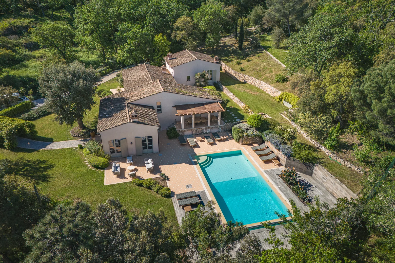 WUNDERSCHÖNES PROVENZALISCHES HAUS, HERVORRAGENDE AUSSTATTUNG, NATUR, POOL