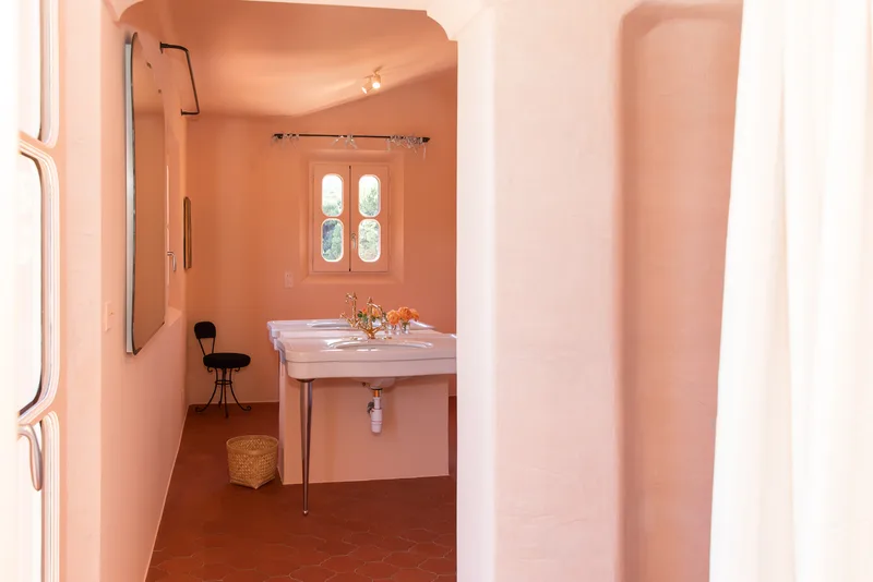 FOR WEEKLY RENT – LUXURY VILLA IN RAMATUELLE, CLOSE TO THE VILLAGE AND PAMPELONNE BEACHES – SLEEPS 12