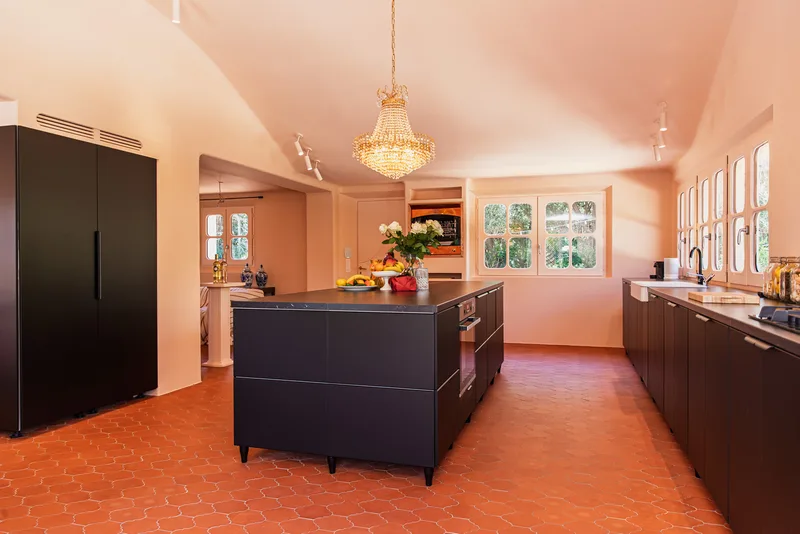 FOR WEEKLY RENT – LUXURY VILLA IN RAMATUELLE, CLOSE TO THE VILLAGE AND PAMPELONNE BEACHES – SLEEPS 12