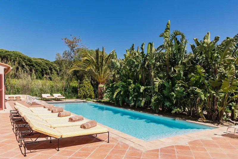 FOR WEEKLY RENT – LUXURY VILLA IN RAMATUELLE, CLOSE TO THE VILLAGE AND PAMPELONNE BEACHES – SLEEPS 12